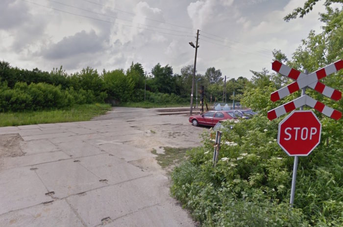 Droga publiczna przez tereny kolejowe połączona z drogą serwisową przy obwodnicy Tarnowa